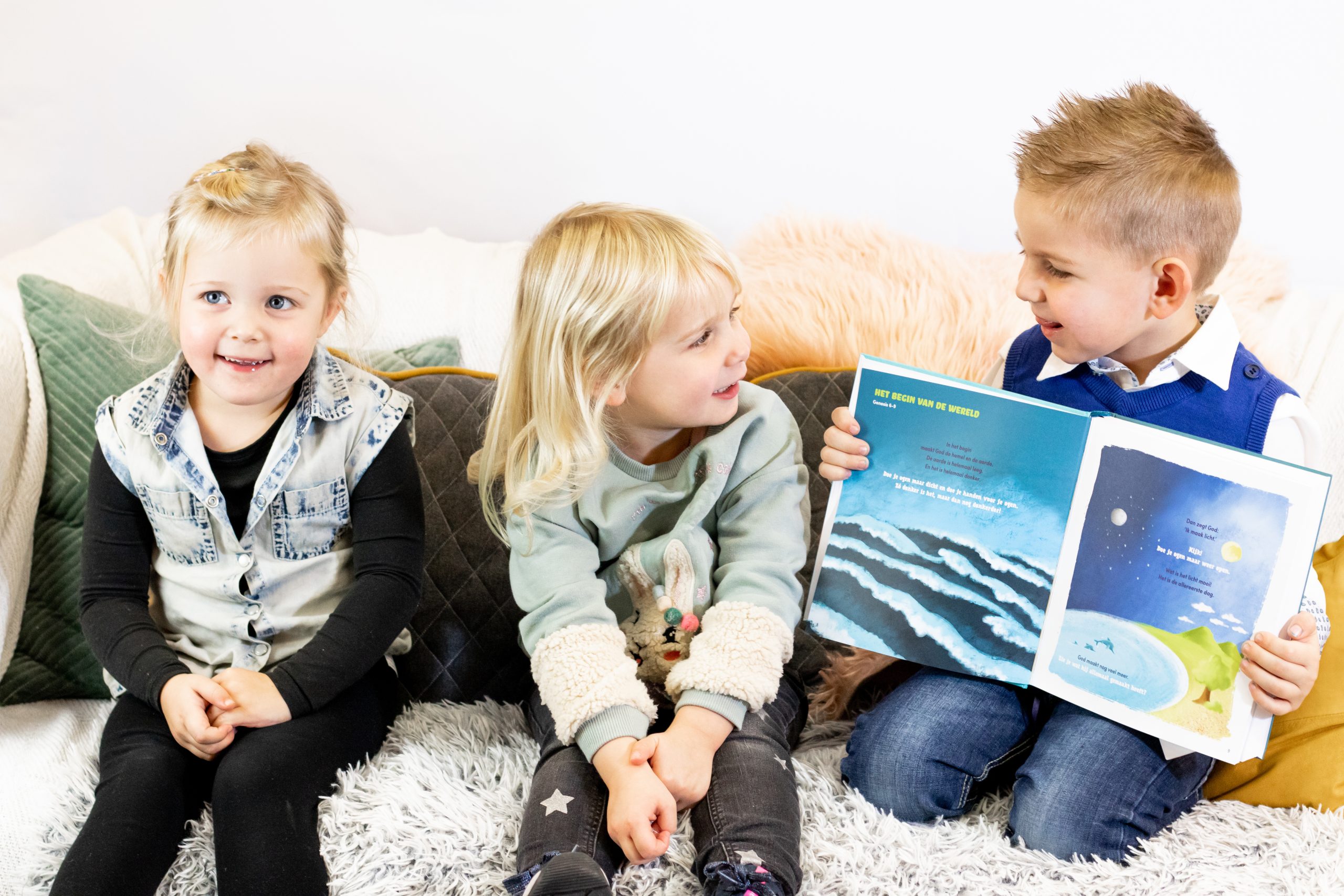 Mijn Peuterbijbel - kinderen op de bank